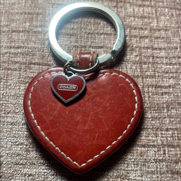 #04 Coach Heart-Shaped Red Keys Holder - Picture 3 of 7